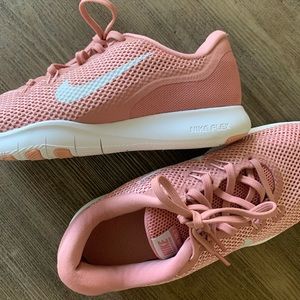 **WORN ONCE**PINK NIKE FLEX TR7